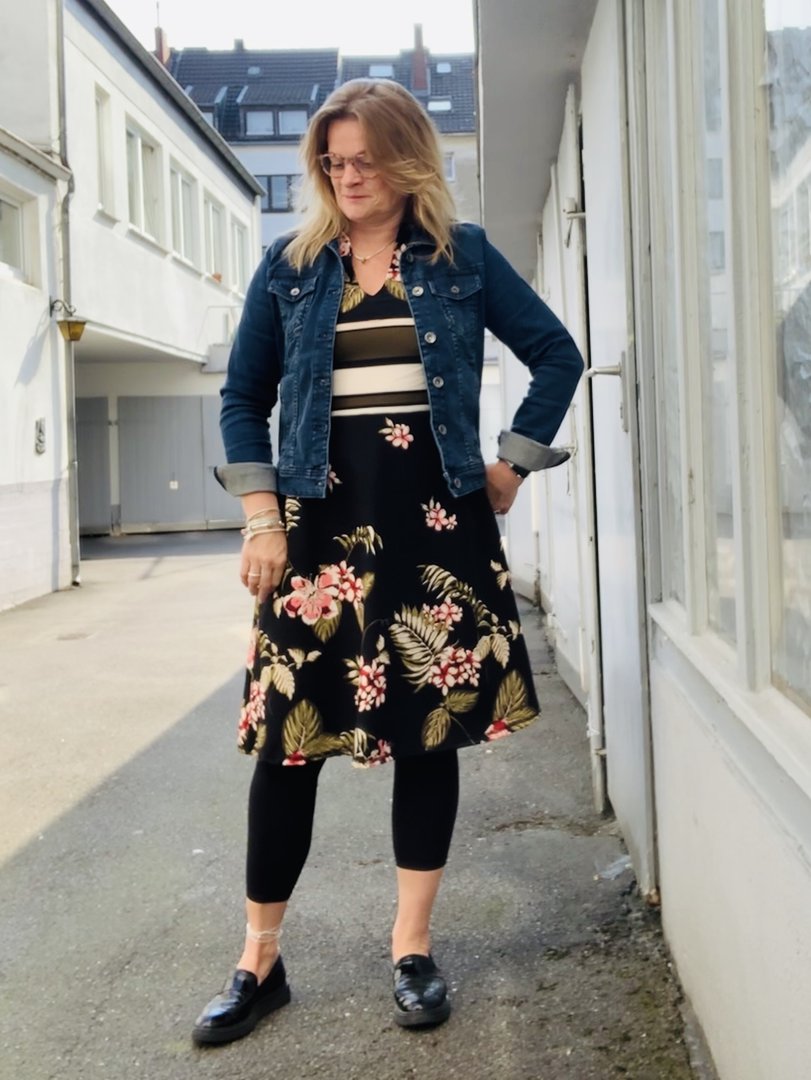 Designbeispiel: lillesol women No.44 Kleid & Shirt Miaflora