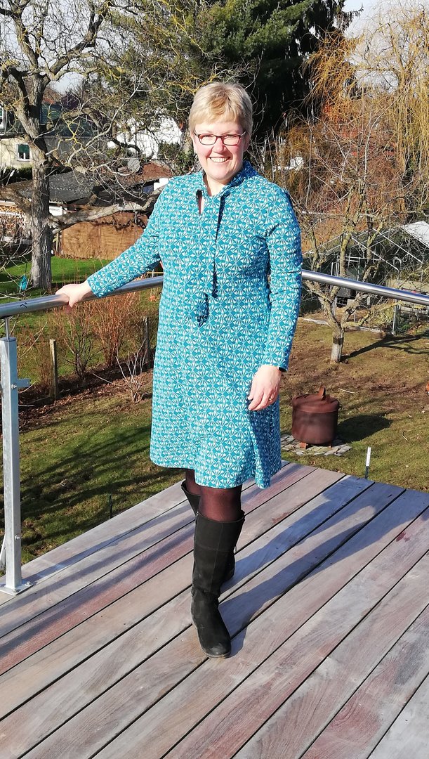 Designbeispiel: lillesol women No.69 Schluppenkleid & Shirt "Cinta" mit Video-Nähanleitung