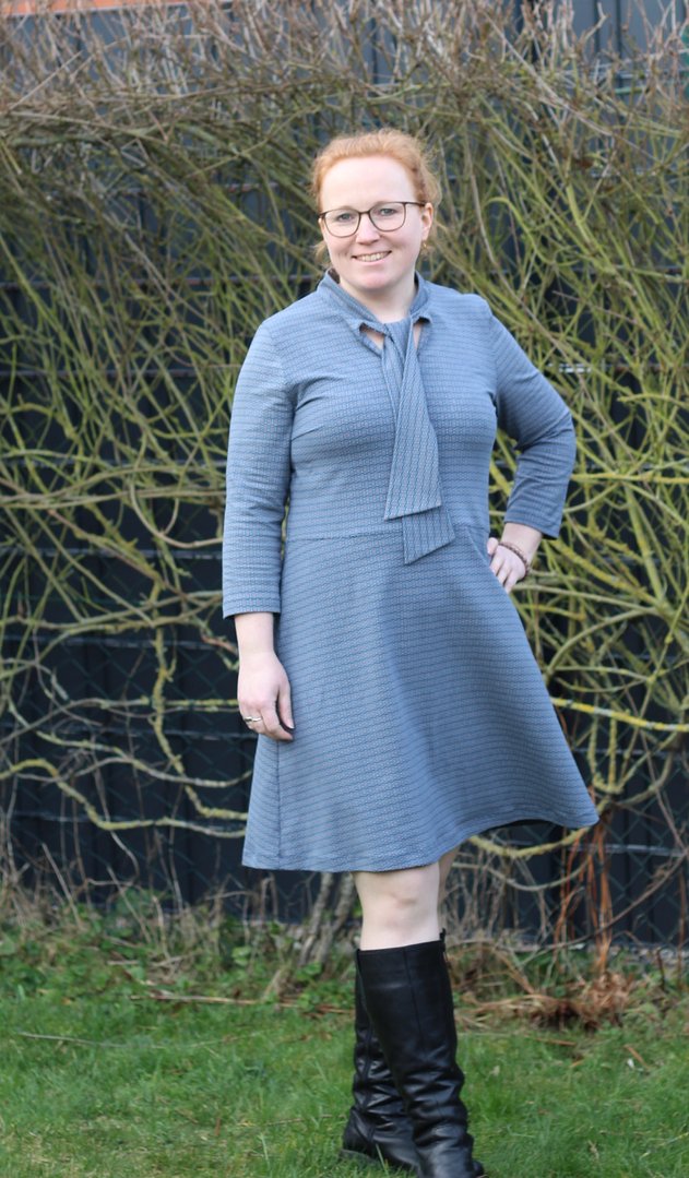 Designbeispiel: lillesol women No.69 Schluppenkleid & Shirt "Cinta"
